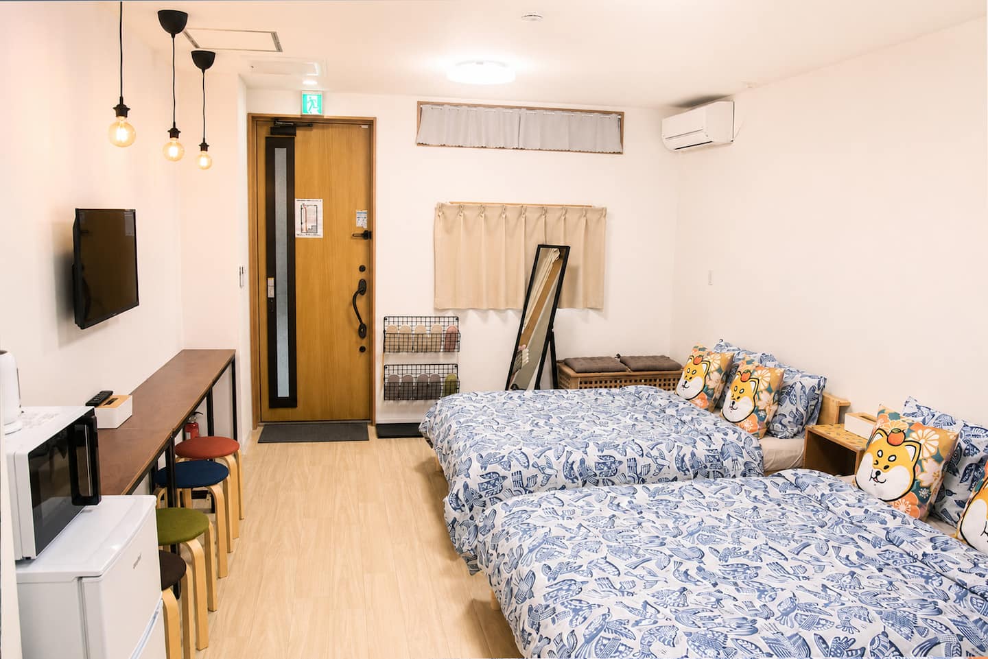 W-inns 新御徒町1Fの青い寝具を整えたダブルベッド2台の客室